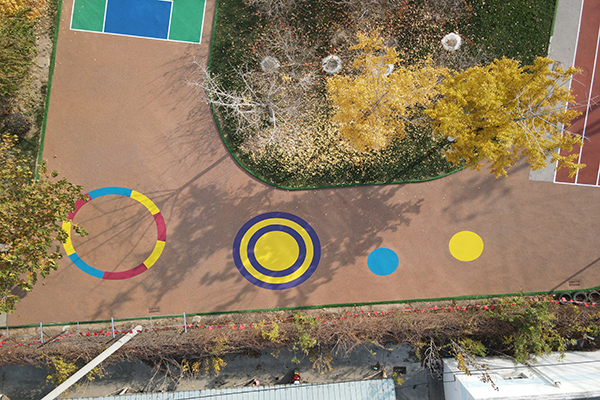 天津某小区塑胶颗粒地面项目施工进展